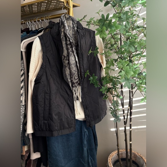 90 Degree By Reflex Women's Black Puffer Vest - Picture 5 of 10